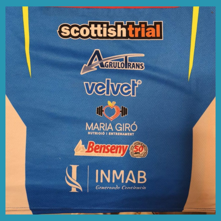Uniforme de trial infantil con el logo de INMAB, ejemplo de cómo la ciencia y la divulgación llegan a la vida real.