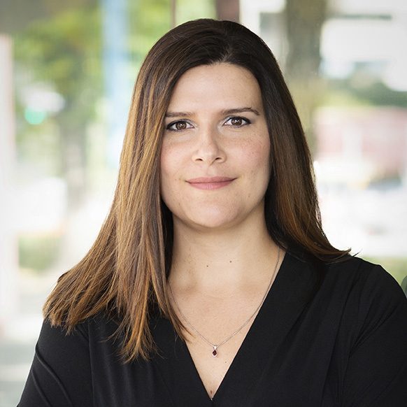 Deborah Sateler, médica veterinaria especializada en salud pública y promotora del enfoque One Health